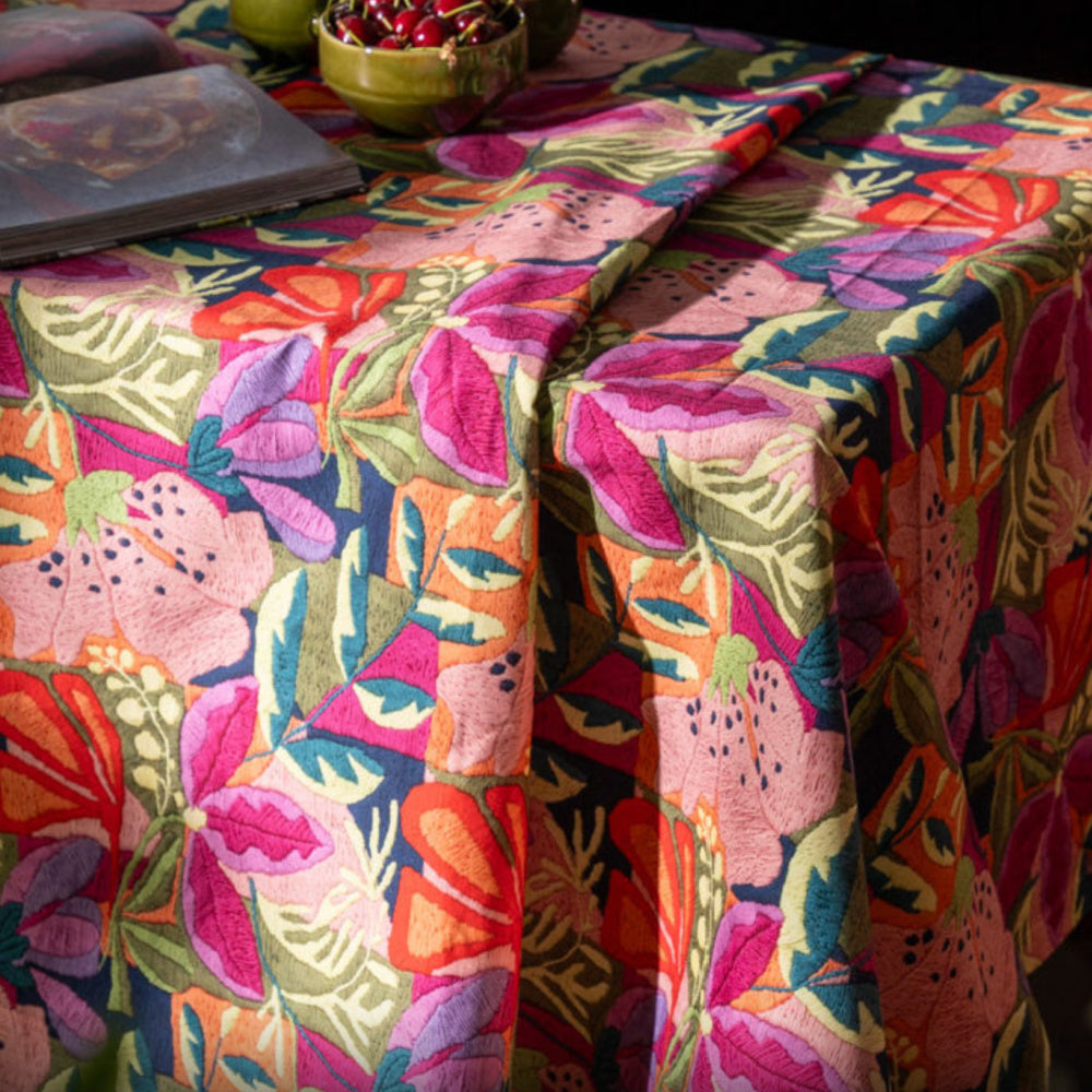 Katoenen tafelkleed Kiriku met 'geborduurde bloemen', kies je formaat (ook rond en als tafelloper)