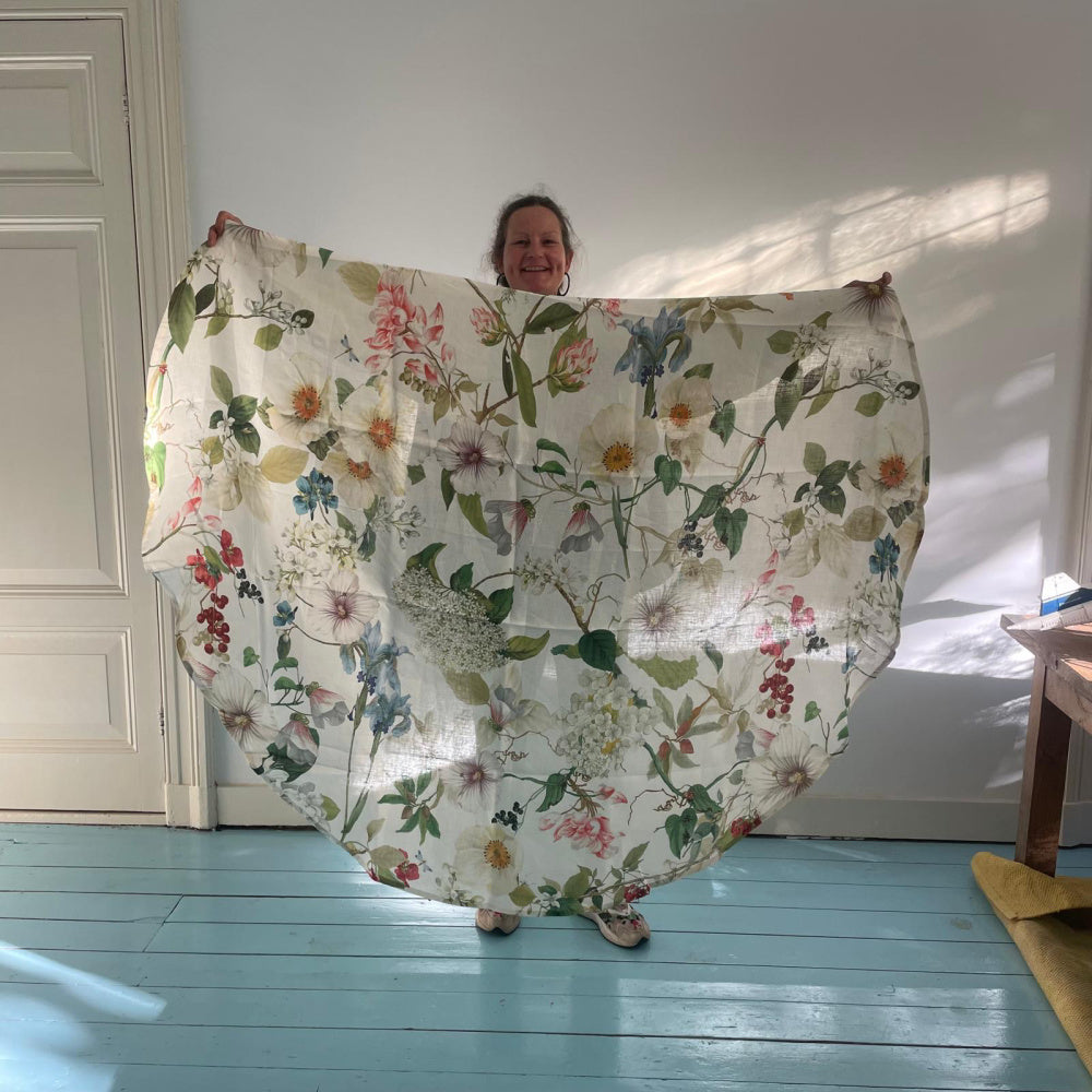 Linnen tafelkleed Ibisco met hibiscus en heel veel andere bloemen, kies je formaat (ook rond en als tafelloper)