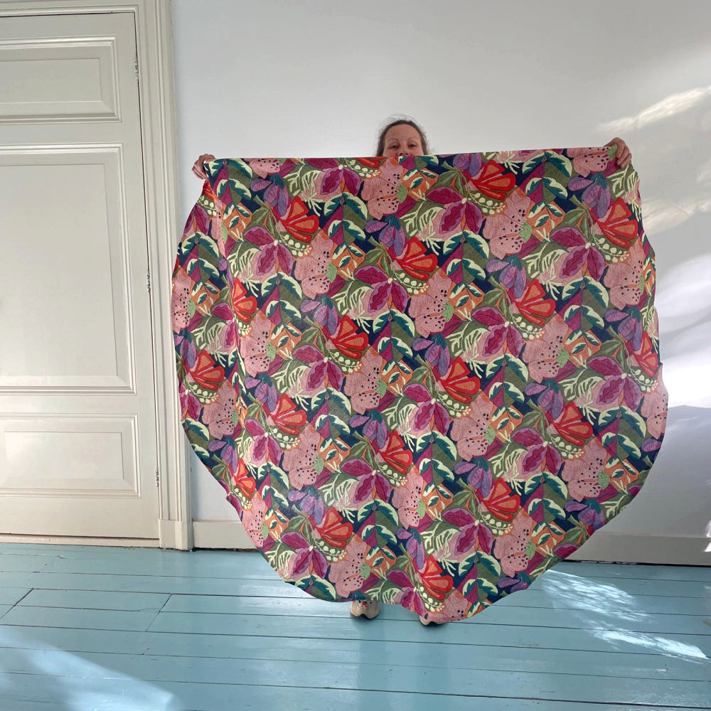 Katoenen tafelkleed Kiriku met 'geborduurde bloemen', kies je formaat (ook rond en als tafelloper)