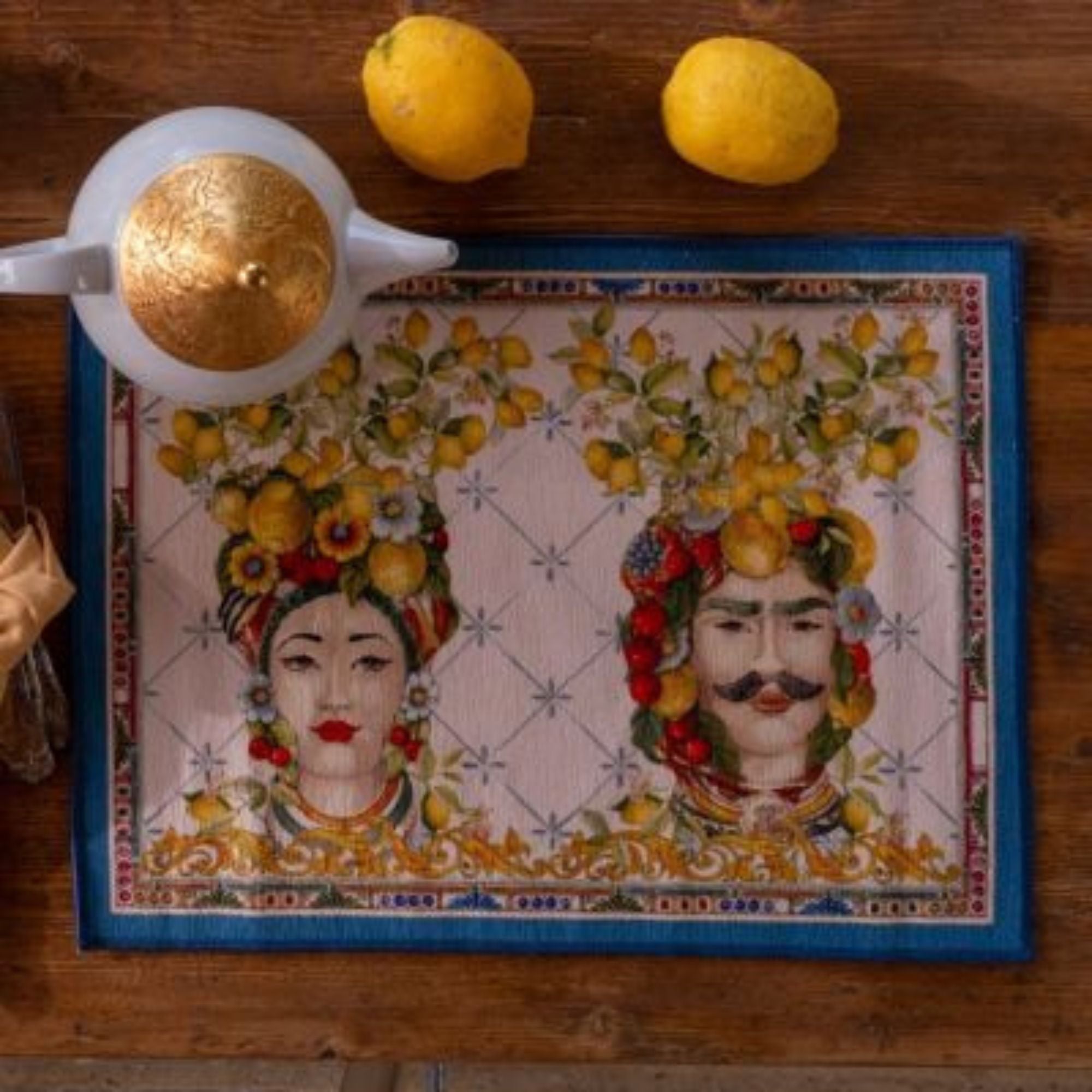 Placemats Zagara met Siciliaanse Teste di Moro, set van 2 in een tasje, Tessitura Toscana Telerie