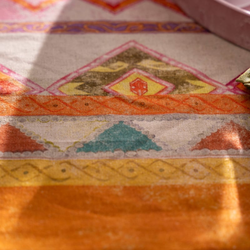 Tafelkleed en -loper Jurta met panterprint en rand in felle kleuren, kies je formaat