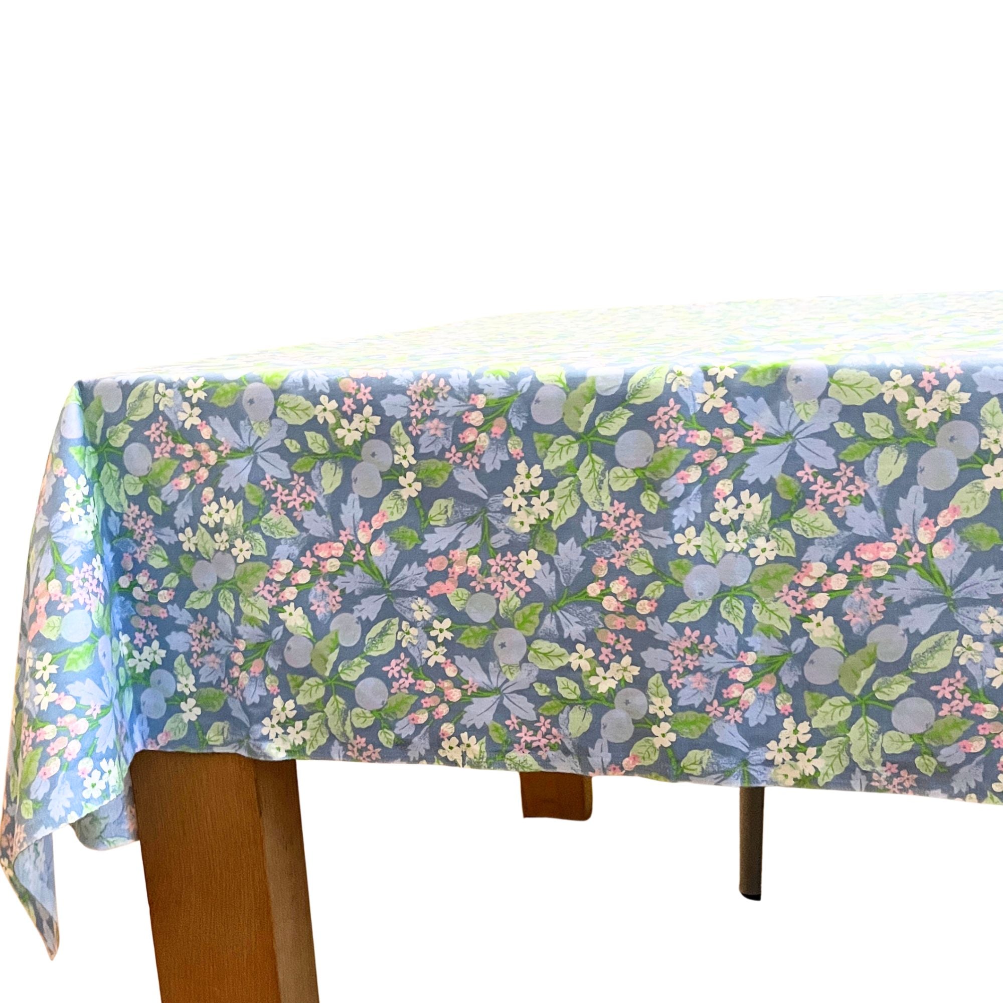 Katoen van de rol. Zomerse print, lichtblauwe bosbessen met roze, wit en groen, per 50 cm | 150 breed