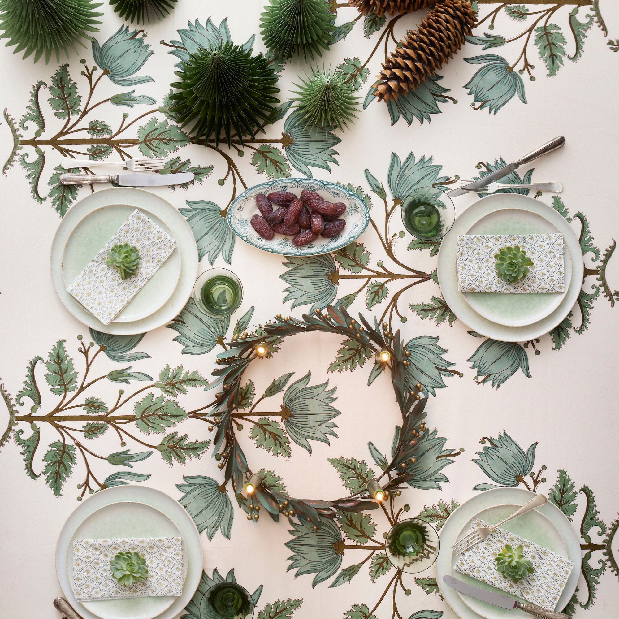 Bungalow Flora Sage, katoenen blokprint tafelkleed, gebroken wit met groen | 170 x 300 cm