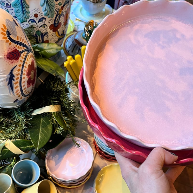 Gresnovo zachtroze ronde aardewerken taartvorm met gegolfde rand (rose fondant) | Ø 27 cm