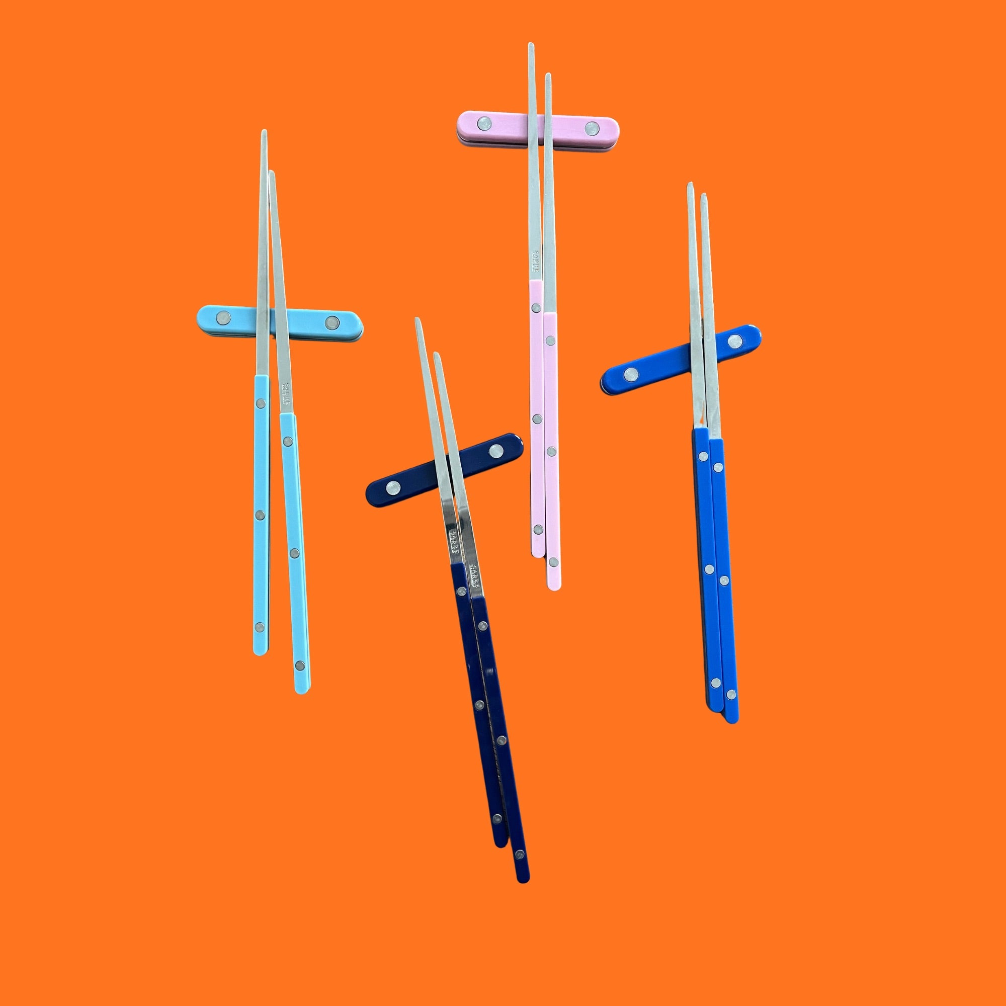 Sabre Bistrot eetstokjes met balkje, kies uit roze, lichtblauw. kobalt of donkerblauw