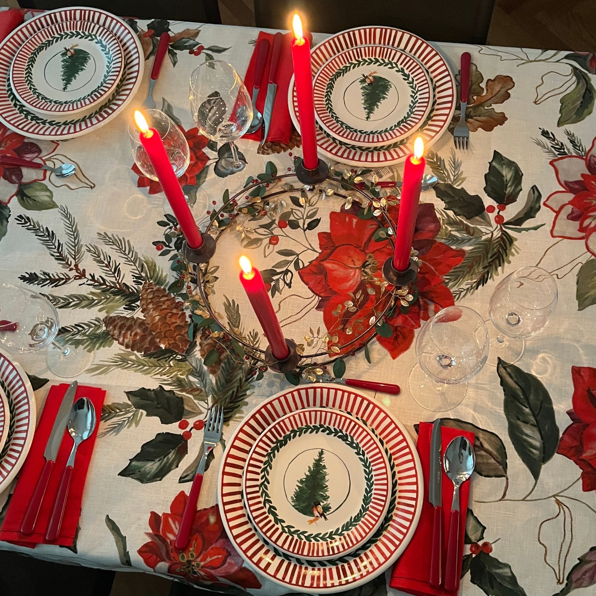 Etoile Weihnachtstischdecke und Tischläufer mit Weihnachtsrosen, Stechpalmenzweigen usw. – kleuroptafel