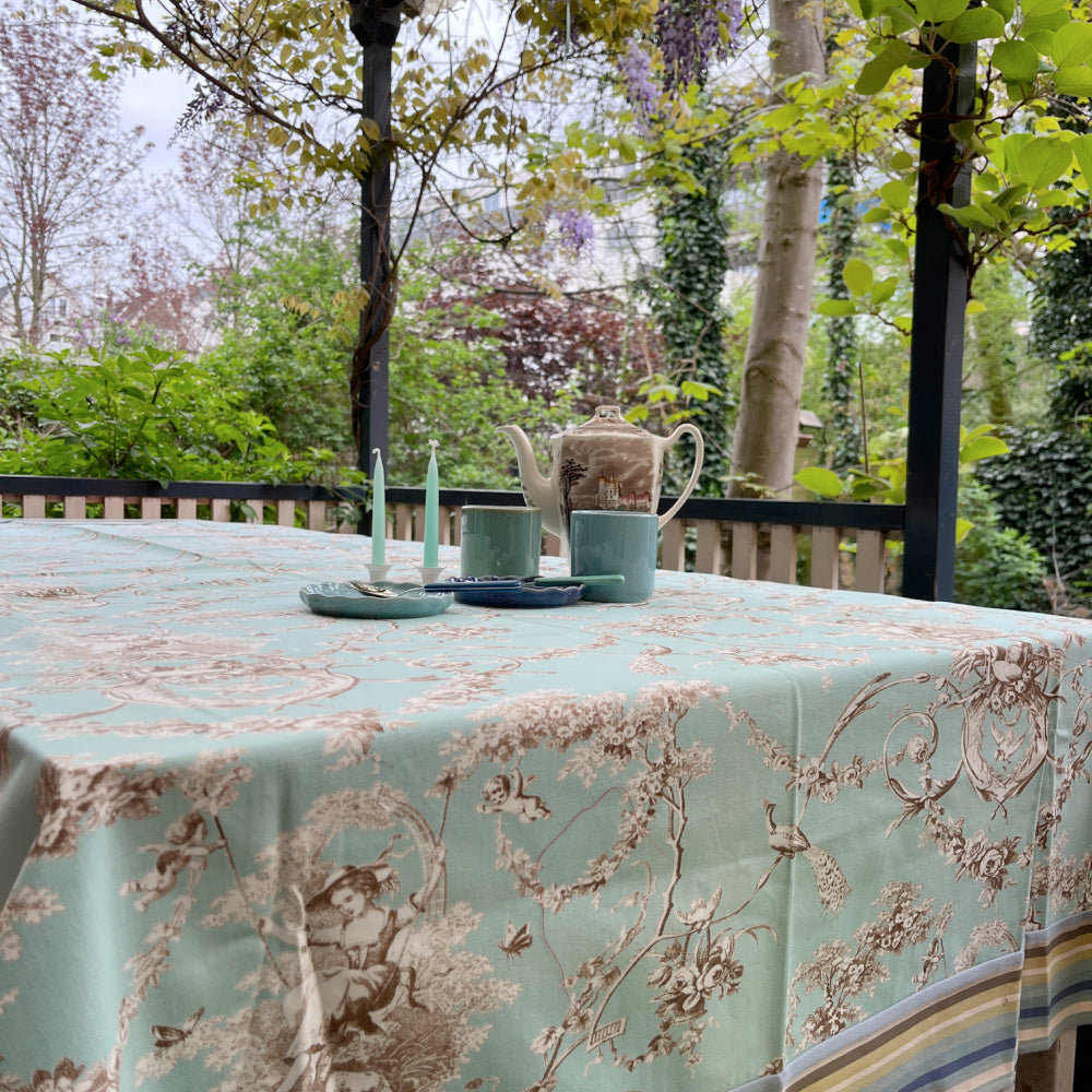 Eggy turquoise toile de jouy met gestreepte rand in blauw, groen en turquoise | 130 x 210