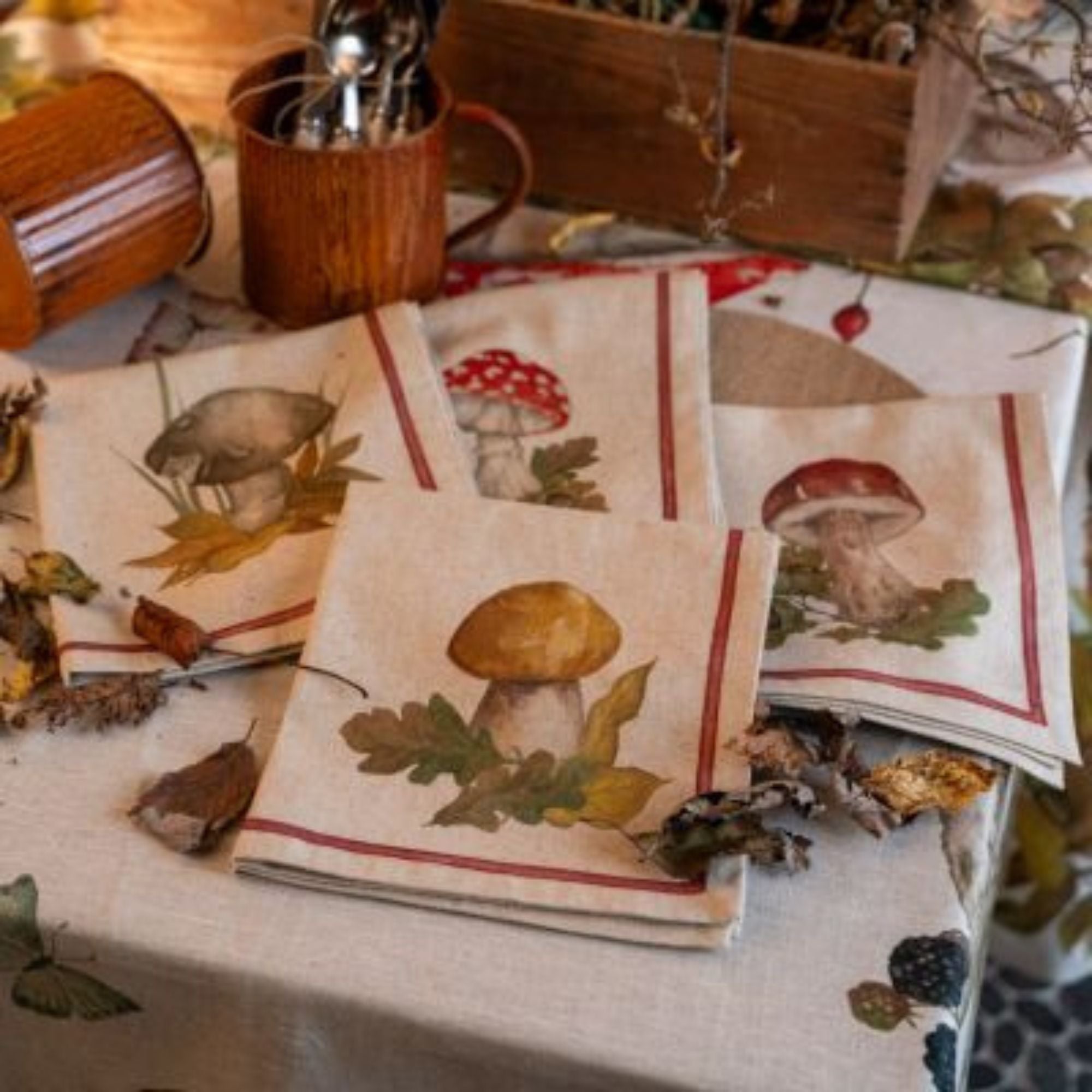 Set van 4 verschillende linnen servetten Grifola met paddenstoelen, in etui