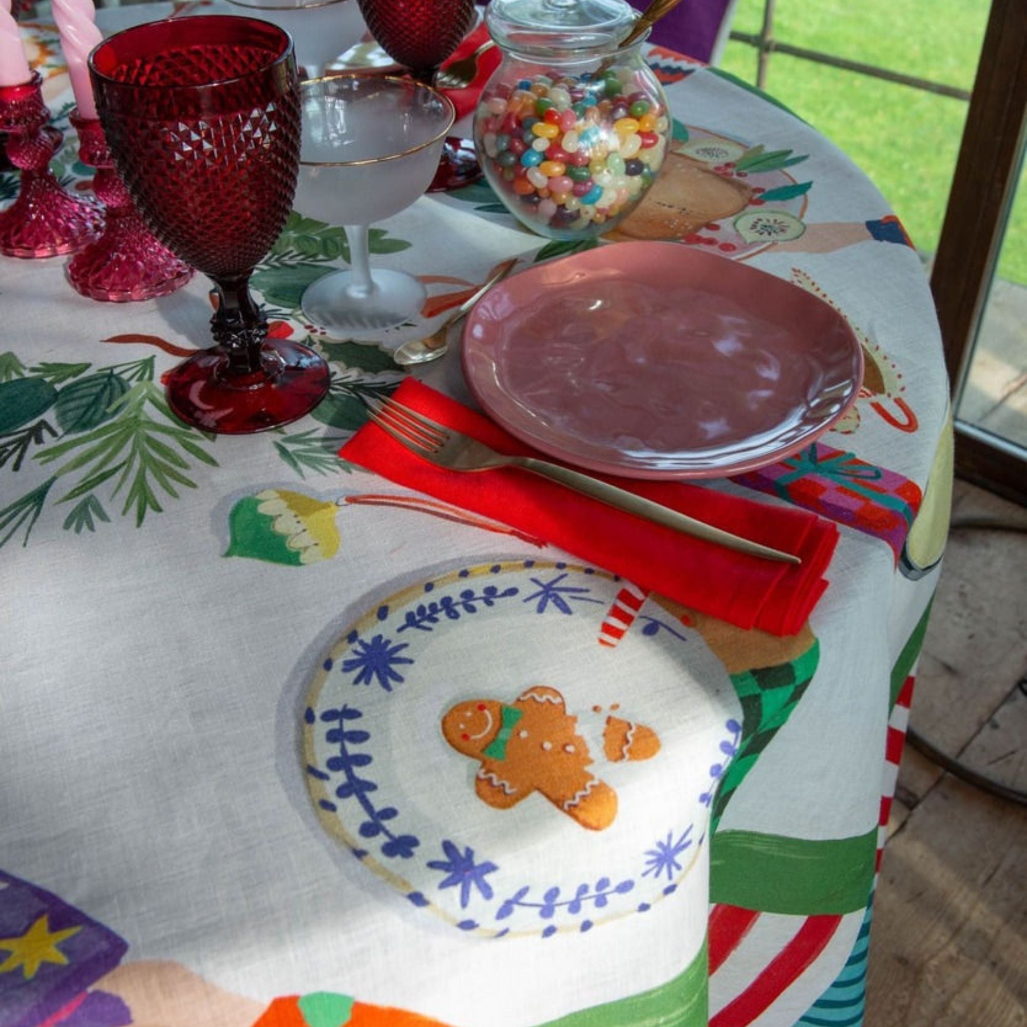 Hand on Christmas kersttafelkleed en loper met handjes die niet van het lekkers kunnen afblijven. Kies je formaat (ook in het rond!)