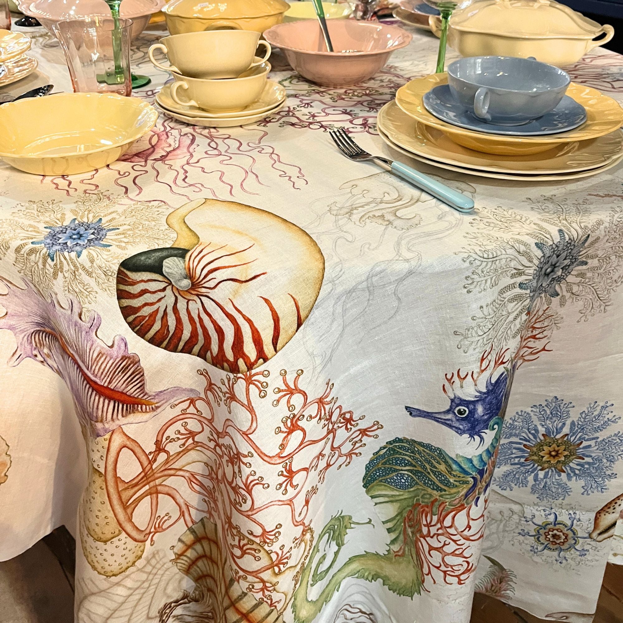 Stof Jelly (voor een XL tafelkleed) met zeepaardjes, koraal, schelpen en kwallen, hennep, per halve meter