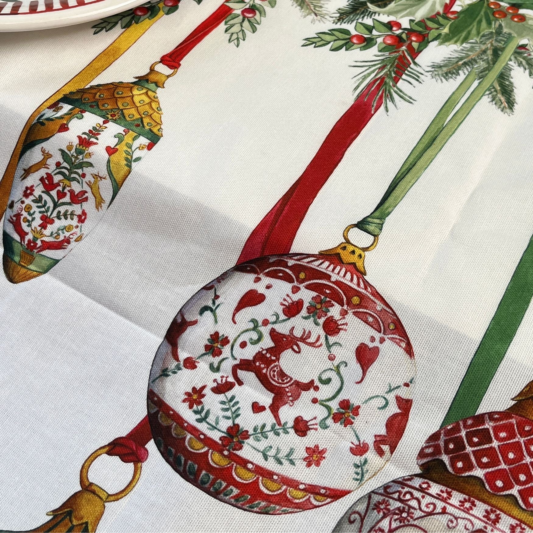 Kersttafelkleed Pinoel met kerstballen en een kant en klaar ‘centrepiece’ kies je formaat (ook rond en als tafelloper)