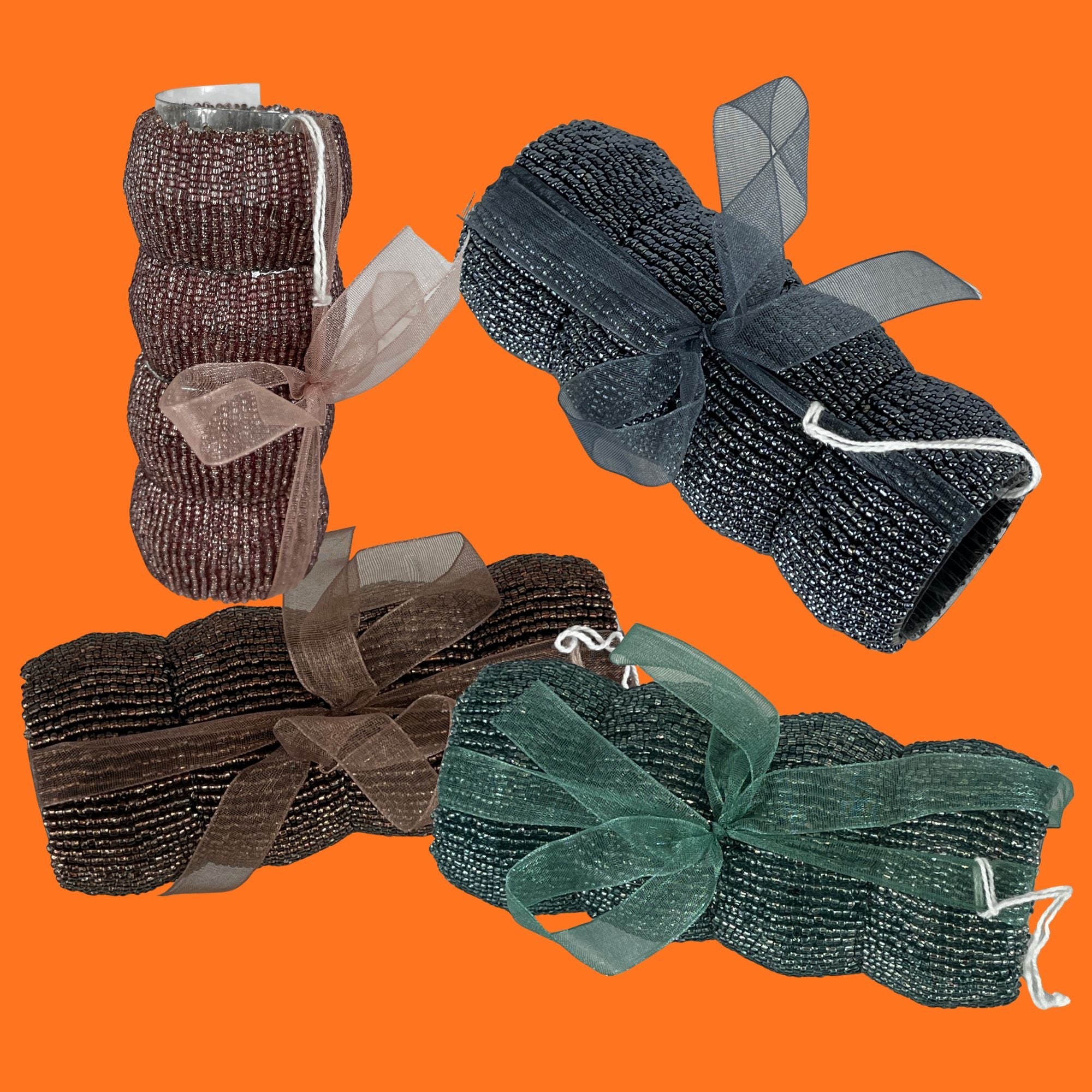 Setje van 4 servetringen met kraaltjes en een strik er omheen. Kies uit donkerbruin, oudroze, donkerblauw, turquoise