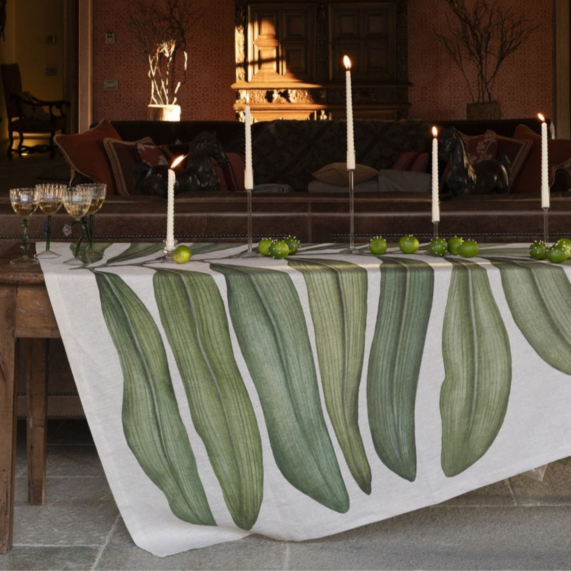 Tamarindo linnen tafelkleden en loper met een groot tamarindeblad, kies je formaat