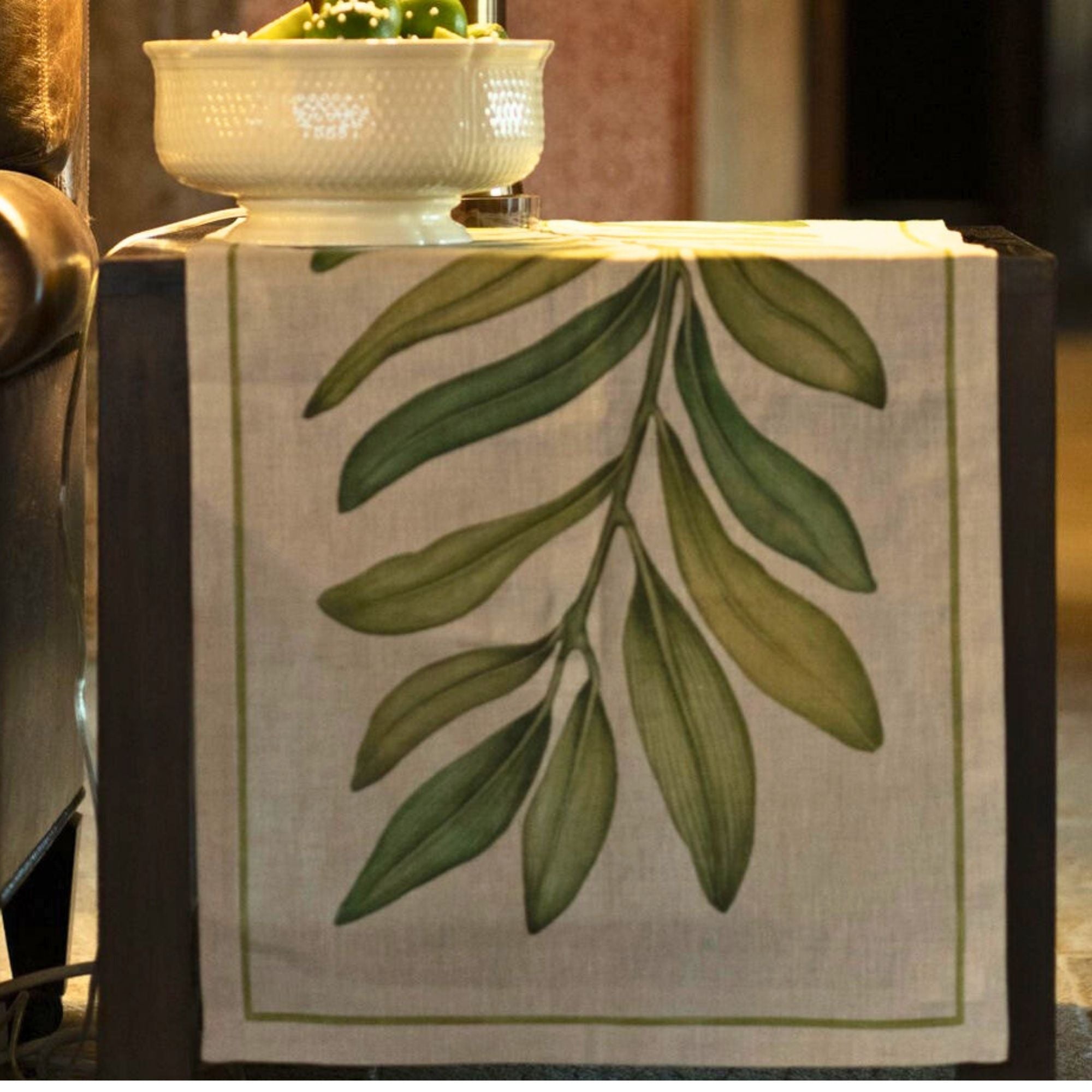 Tamarindo linnen tafelkleden en loper met een groot tamarindeblad, kies je formaat