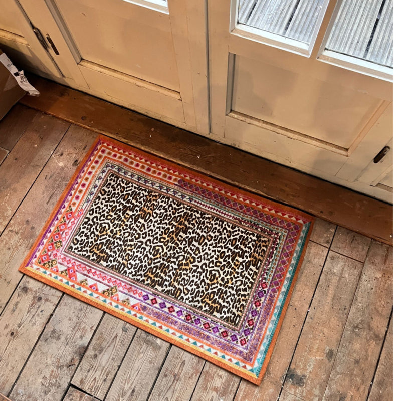 Jurta-Fußmatte und Flurläufer mit Leopardenmuster und farbenfroher Aztekenbordüre