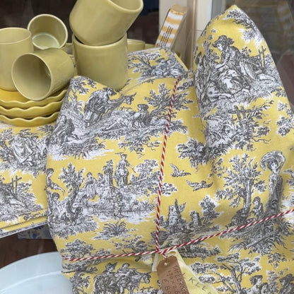 Eggy Geel Toile de Jouy tafelkleed met gele rand  | 170 x 260 cm