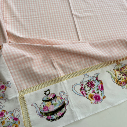 Eggy tafelkleed roze-wit geruit met theepotten op de rand | 145 x 250