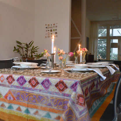 Tafelkleed en -loper Jurta met panterprint en rand in felle kleuren, kies je formaat