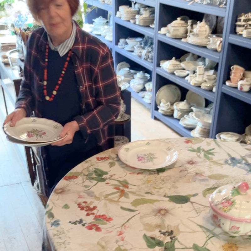 Linnen sprei (of tafelkleed) Ibisco met witte en gekleurde bloemen op greige. Kies 180 of 270 cm breed