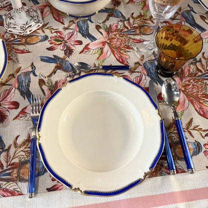 Eggy afneembaar tafelkleed blauwe vogels met lekker veel roze en gestreepte rand  | 140 x 290 cm