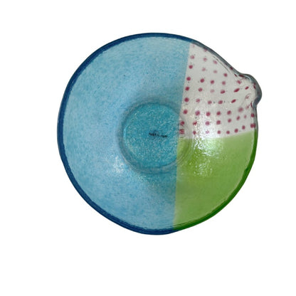 Glazen serveerschaaltje rond met 'lipje', Lichtgroen, blauw, roze gestipt | Ø16 x 6 cm