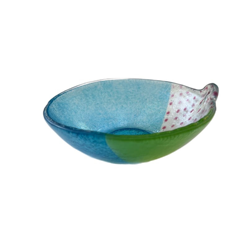 Glazen serveerschaaltje rond met 'lipje', Lichtgroen, blauw, roze gestipt | Ø16 x 6 cm