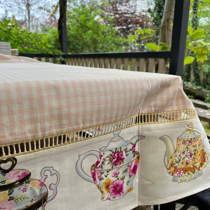 Eggy tafelkleed roze-wit geruit met theepotten op de rand | 145 x 250