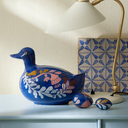 Bungalow decoratieve eend met twee eieren, blauw