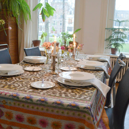 Tafelkleed en -loper Jurta met panterprint en rand in felle kleuren, kies je formaat