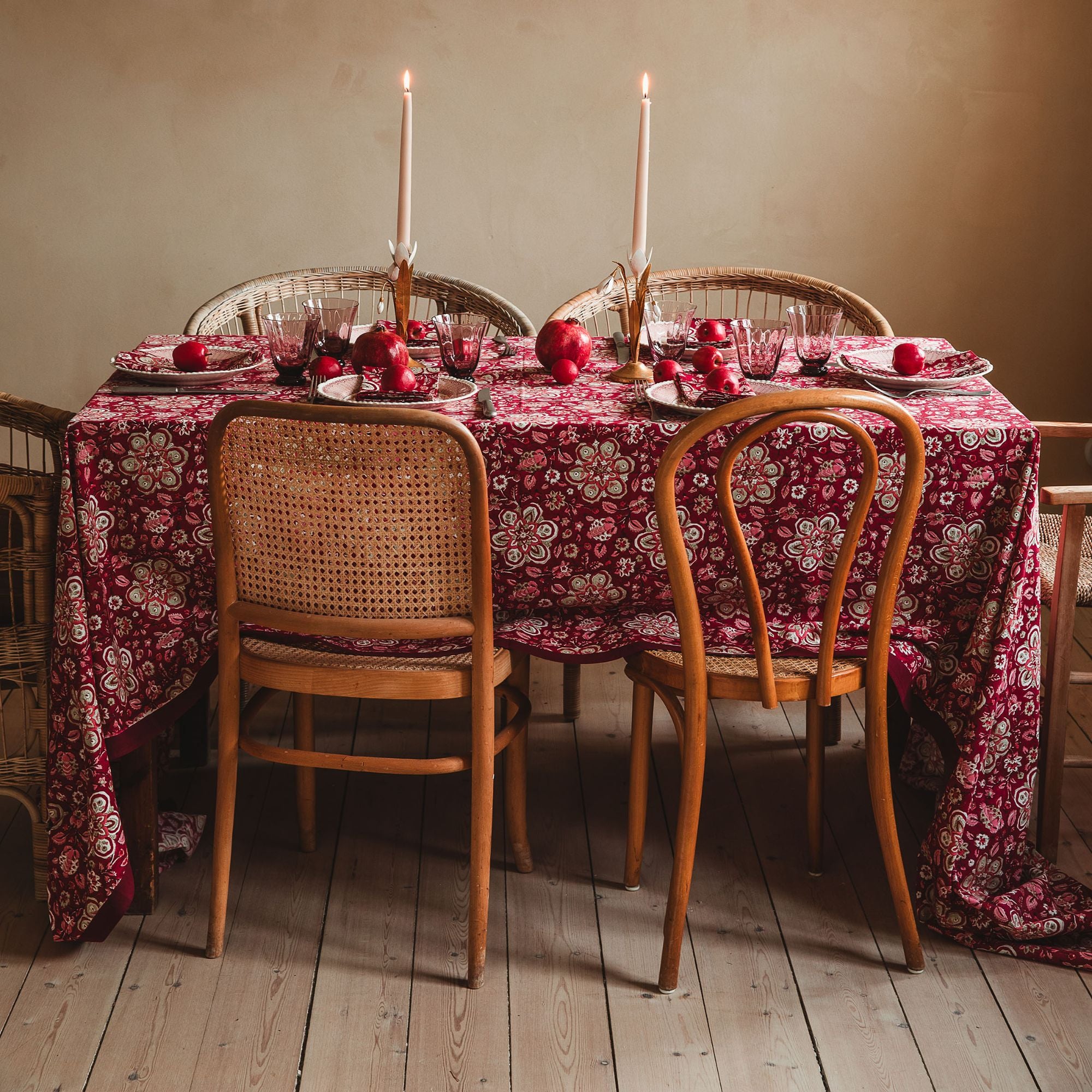 Amara Scarlet blokprint tafelkleed Bungalow, katoen met rood en roze | 1.50 x 2,50 m
