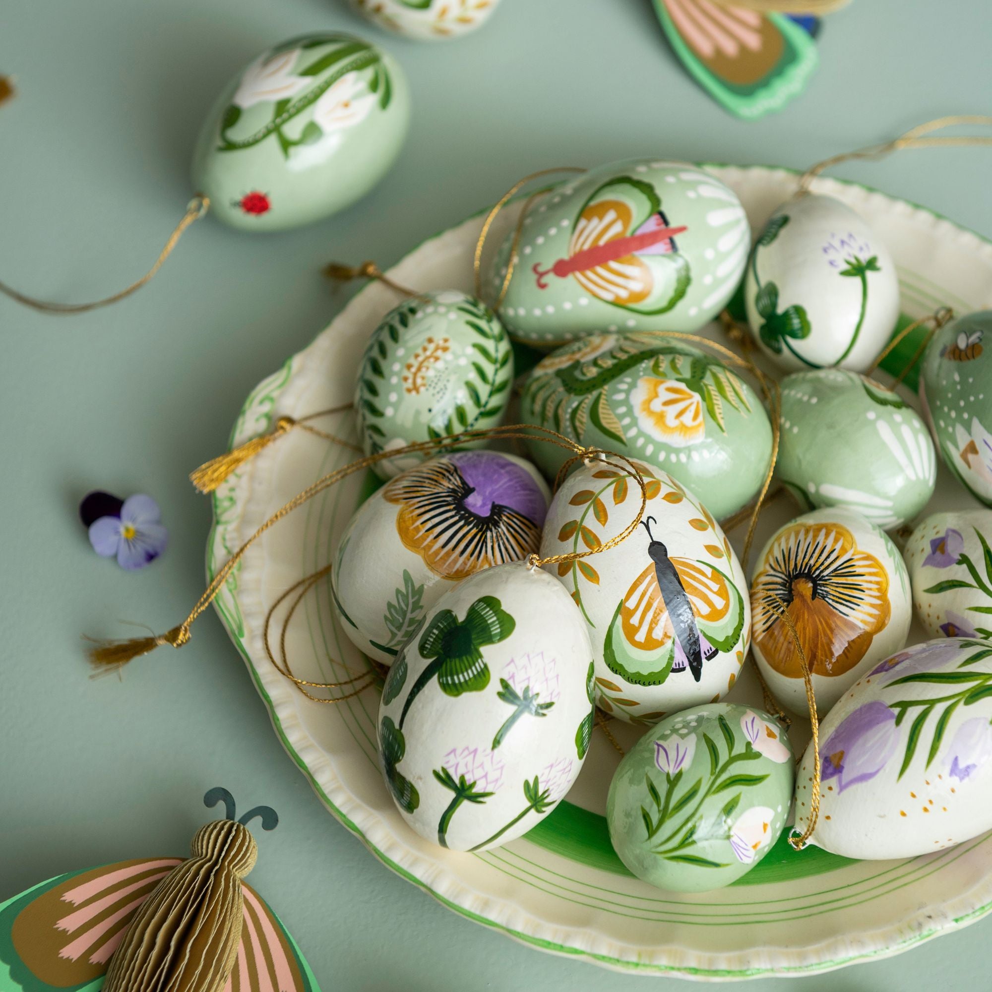 Bungalow paaseieren zachtgroene basis, doosje met 4 stuks Anila Sage | hoogte 7 cm