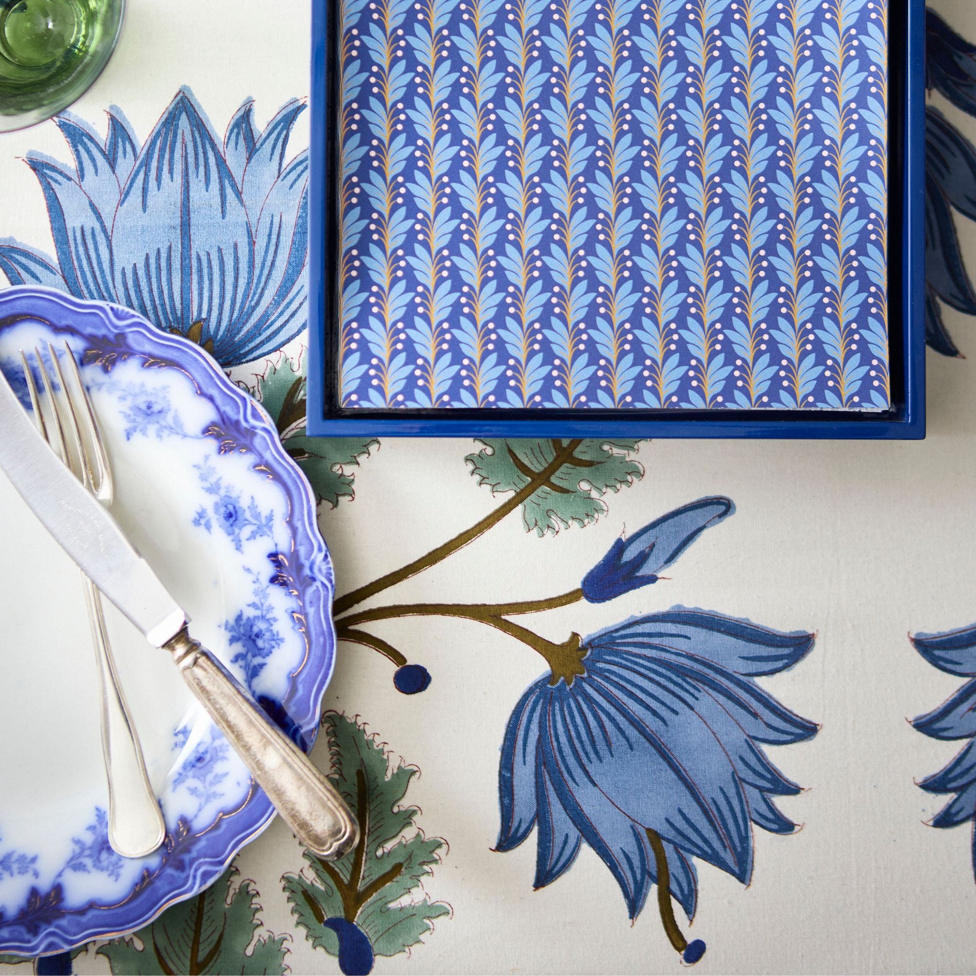 Bungalow Flora Indigo, katoenen blokprint tafelkleed, gebroken wit met blauw | 170 x 300 cm