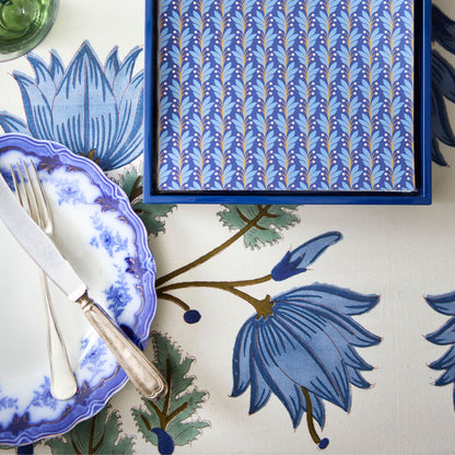 Bungalow Flora Indigo, katoenen blokprint tafelkleed, gebroken wit met blauw | 170 x 300 cm