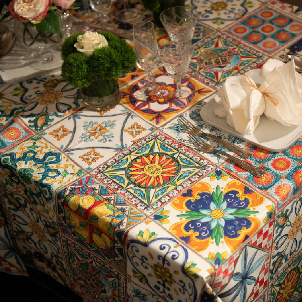 Katoenen tafelkleed Camastra met 'Zuid-Spaanse tegelvloer', kies je formaat (ook rond en als tafelloper)