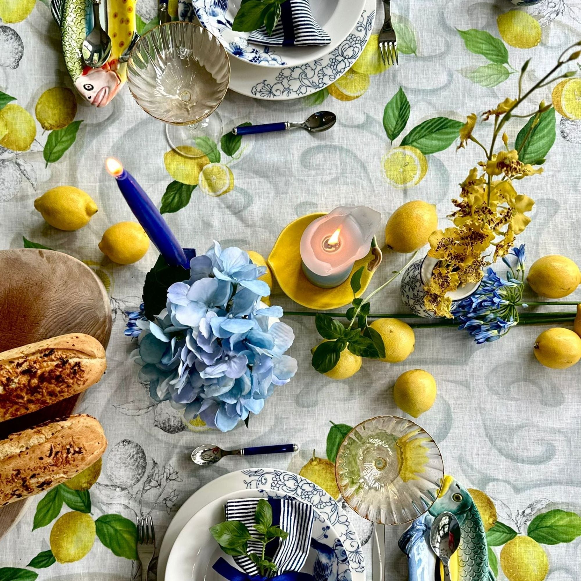 Cetara tafelkleden en loper à la Amalfi kust met citroenen en blauwe krullen, kies je formaat