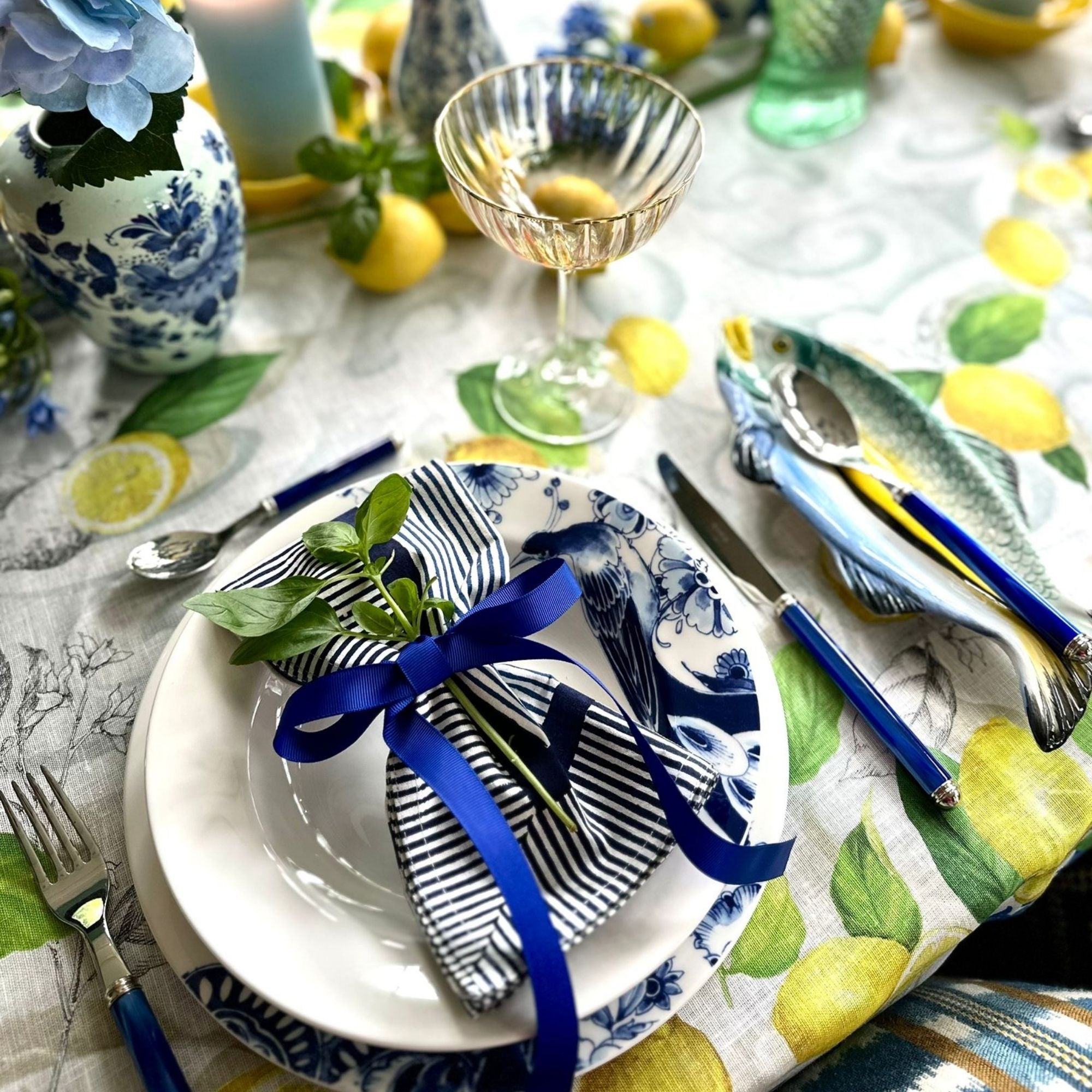 Cetara tafelkleden en loper à la Amalfi kust met citroenen en blauwe krullen, kies je formaat