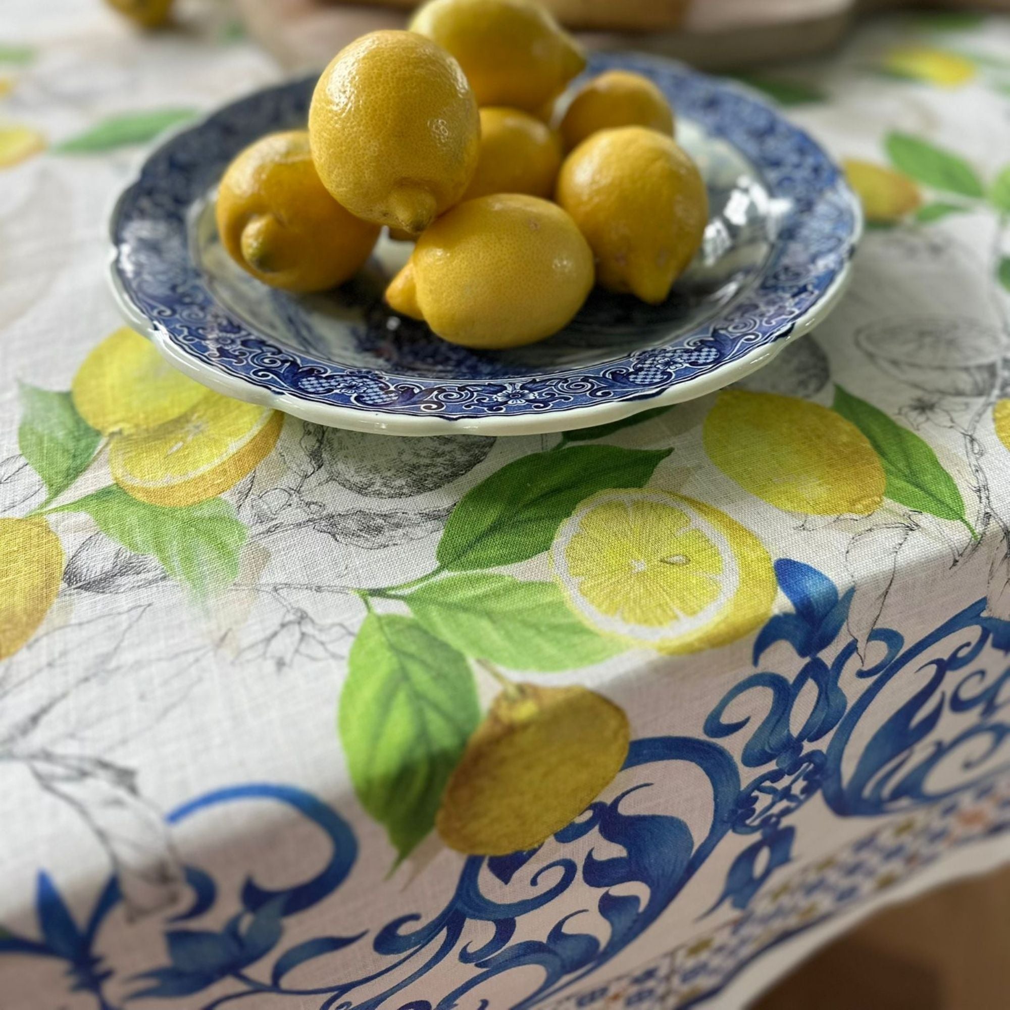 Cetara tafelkleden en loper à la Amalfi kust met citroenen en blauwe krullen, kies je formaat