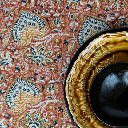 Chamois groot, linnen tafelkleed Oriental Mustard, blokprint in sfeervolle donkere kleuren | 150 x 350