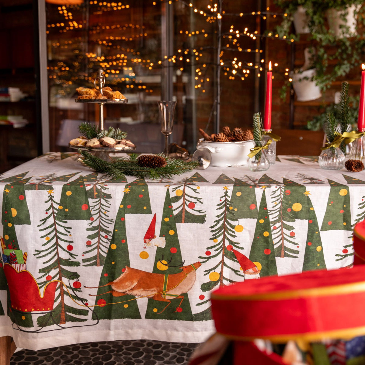 Fairy Elf linnen kersttafelkleed, loper en placemats met elfjes, kerstbomen en rendieren. Kies je formaat (ook rond)