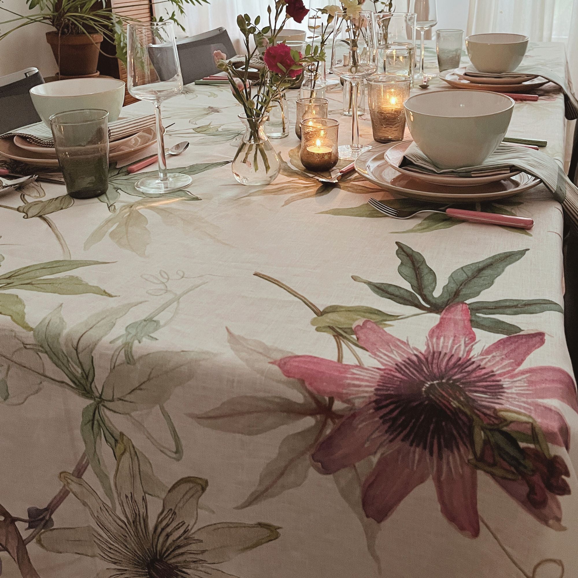 Linnen tafelkleed Granadilla met passiflora, kies je formaat (ook rond en als tafelloper)