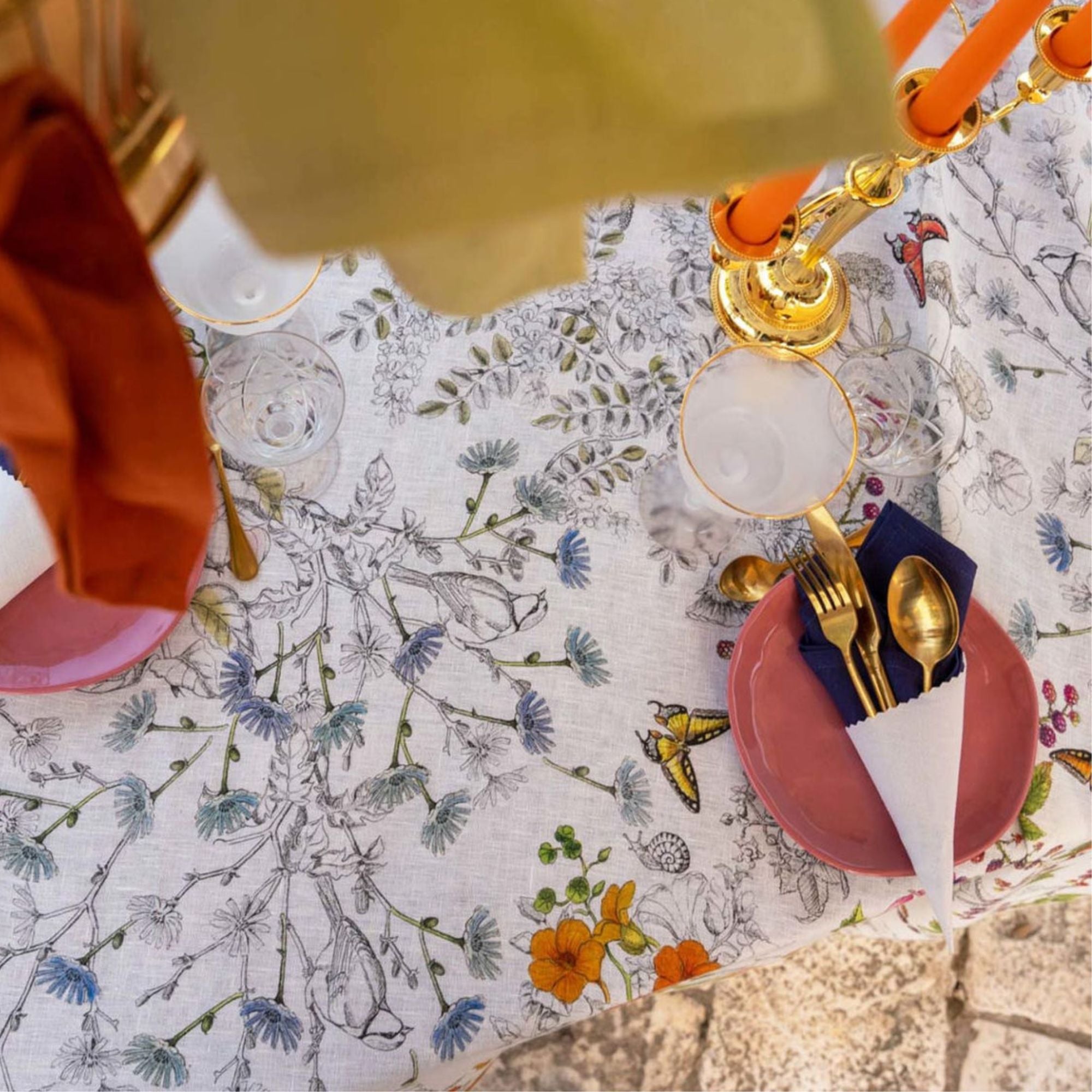 Linnen tafelkleed Gravure met bloemetjes en vlinders in pentekening, kies je formaat (ook rond en als tafelloper)