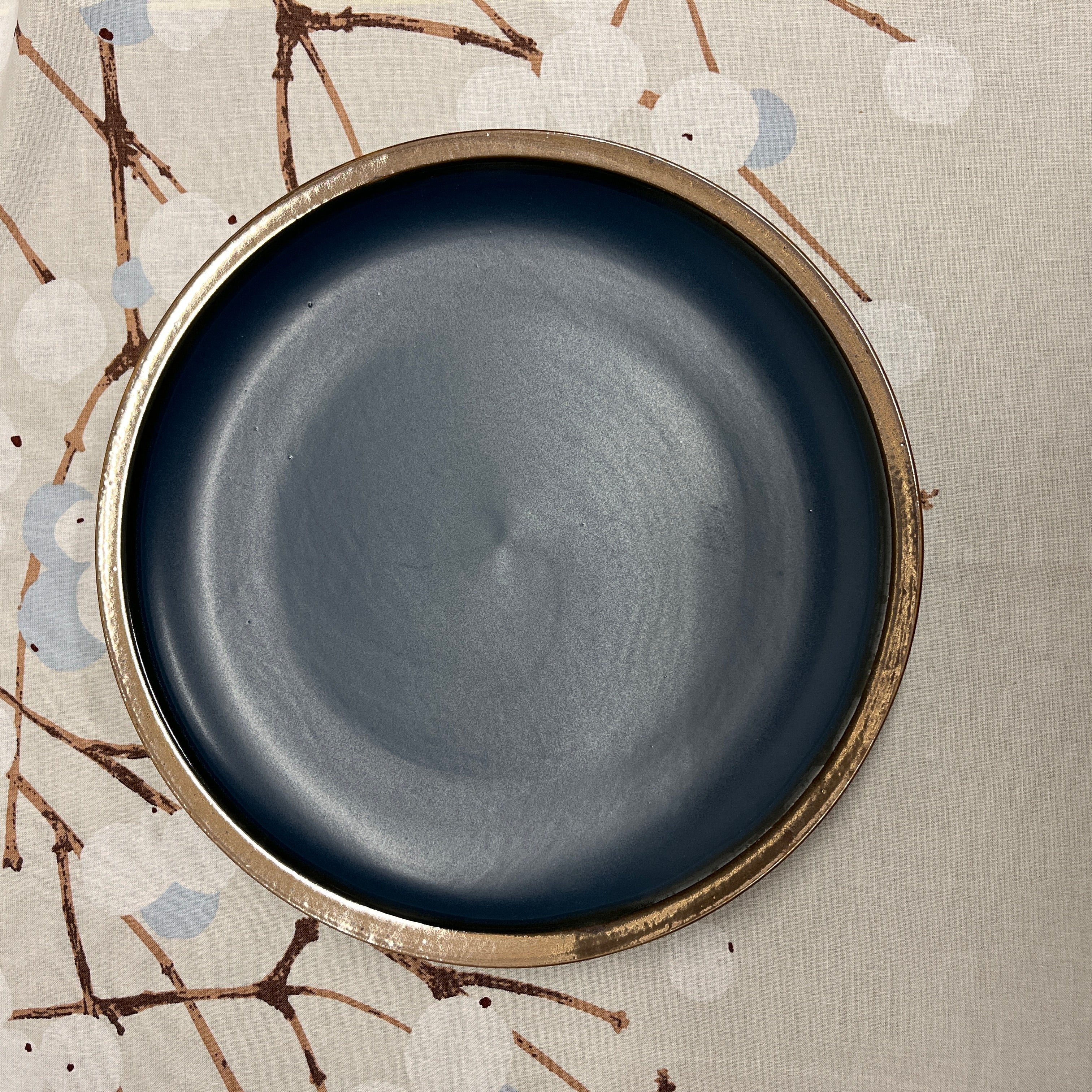 Mat servies met brede bronzen rand in 4 kleuren: dinerborden, ontbijtborden en mokken | Kleuroptafel (kopie)