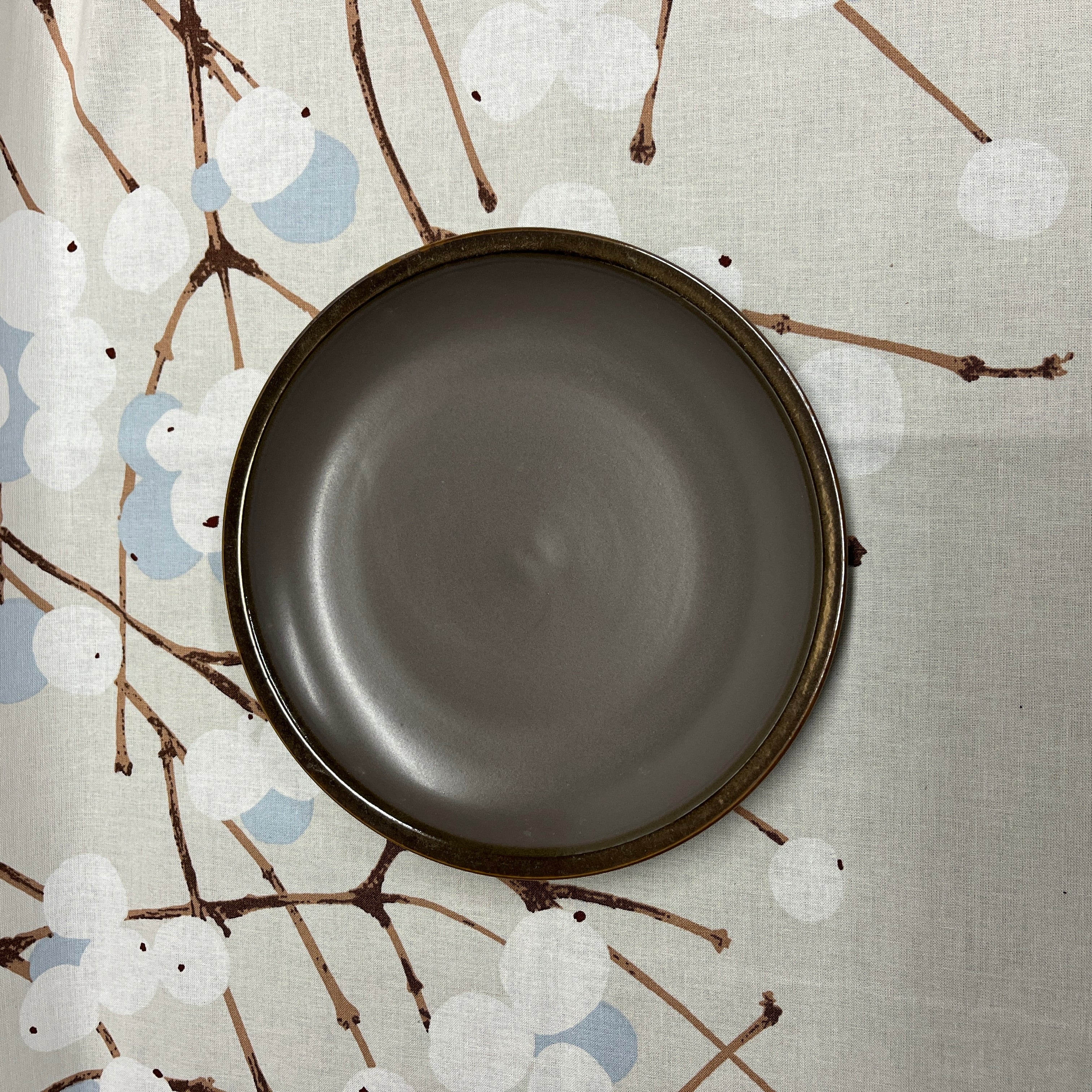 Mat servies met brede bronzen rand in 4 kleuren: dinerborden, ontbijtborden en mokken | Kleuroptafel (kopie)