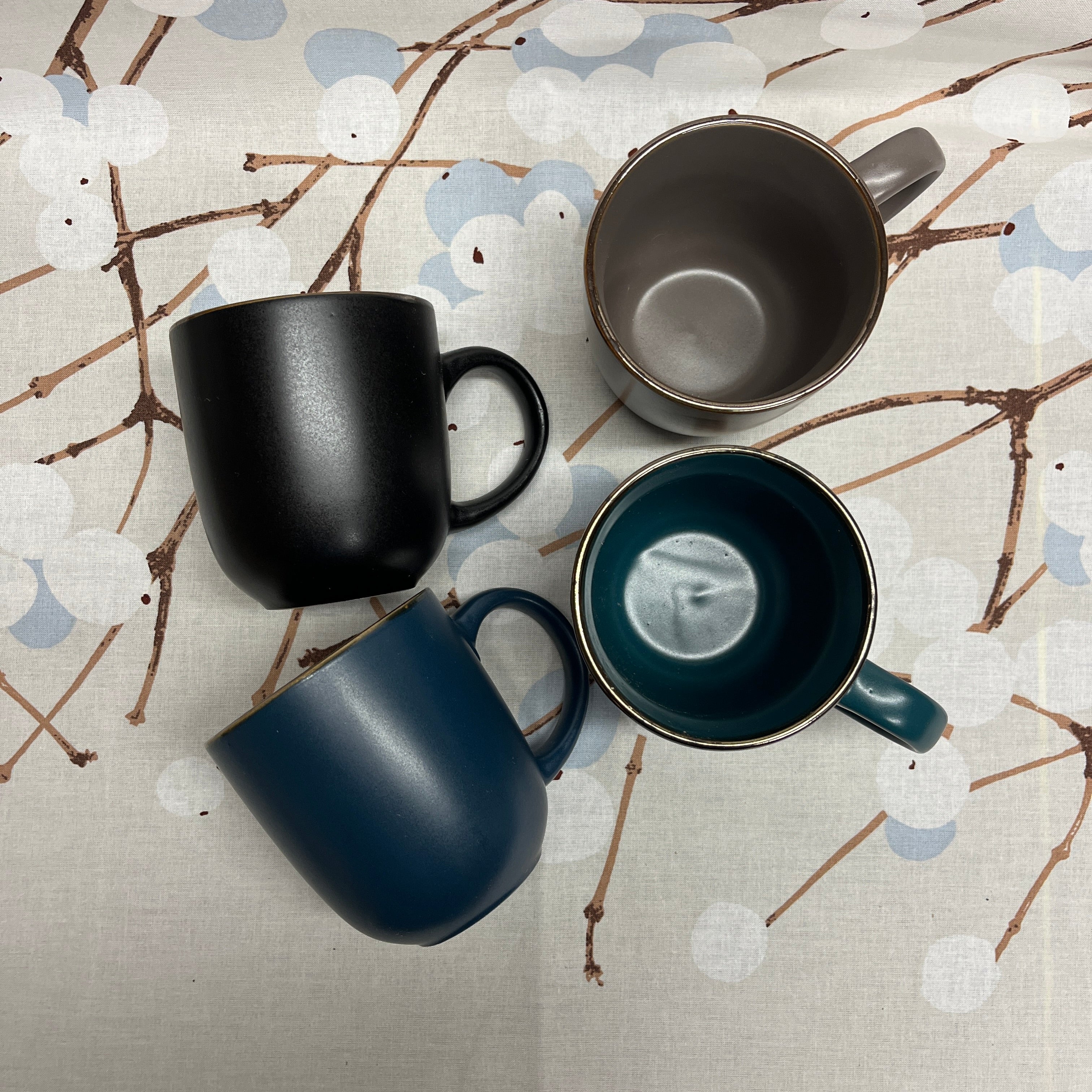 Mat servies met brede bronzen rand in 4 kleuren: dinerborden, ontbijtborden en mokken | Kleuroptafel (kopie)