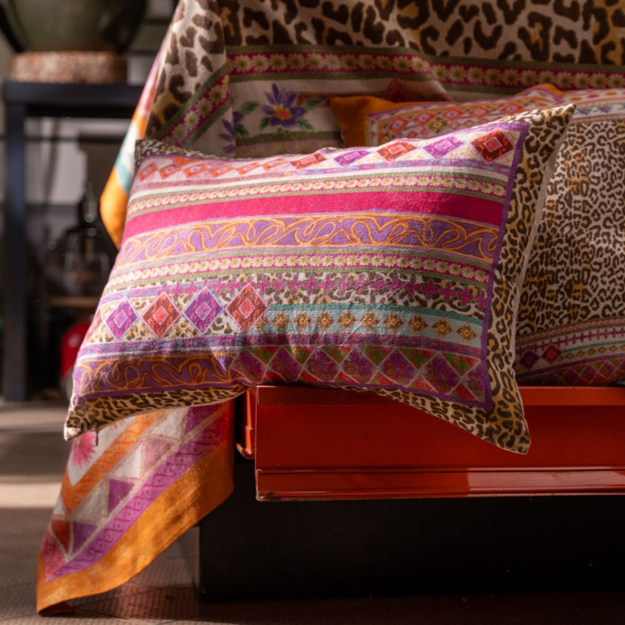 Kussen Jurta met panterprint en rand met motieven in felle kleuren | 40 x 60 cm
