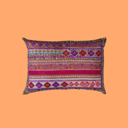 Kussen Jurta met panterprint en rand met motieven in felle kleuren | 40 x 60 cm
