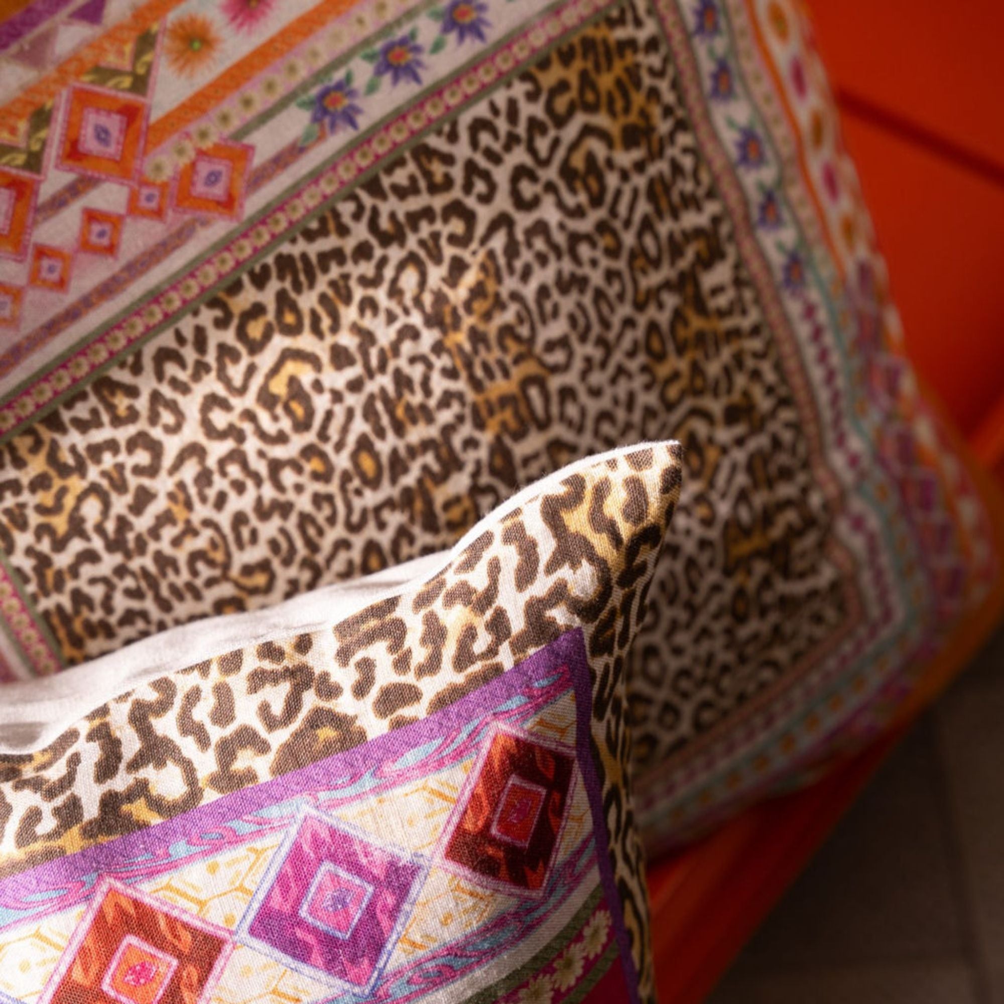 Kussen Jurta met panterprint en rand met motieven in felle kleuren 100% linnen  | 55 x 55 cm