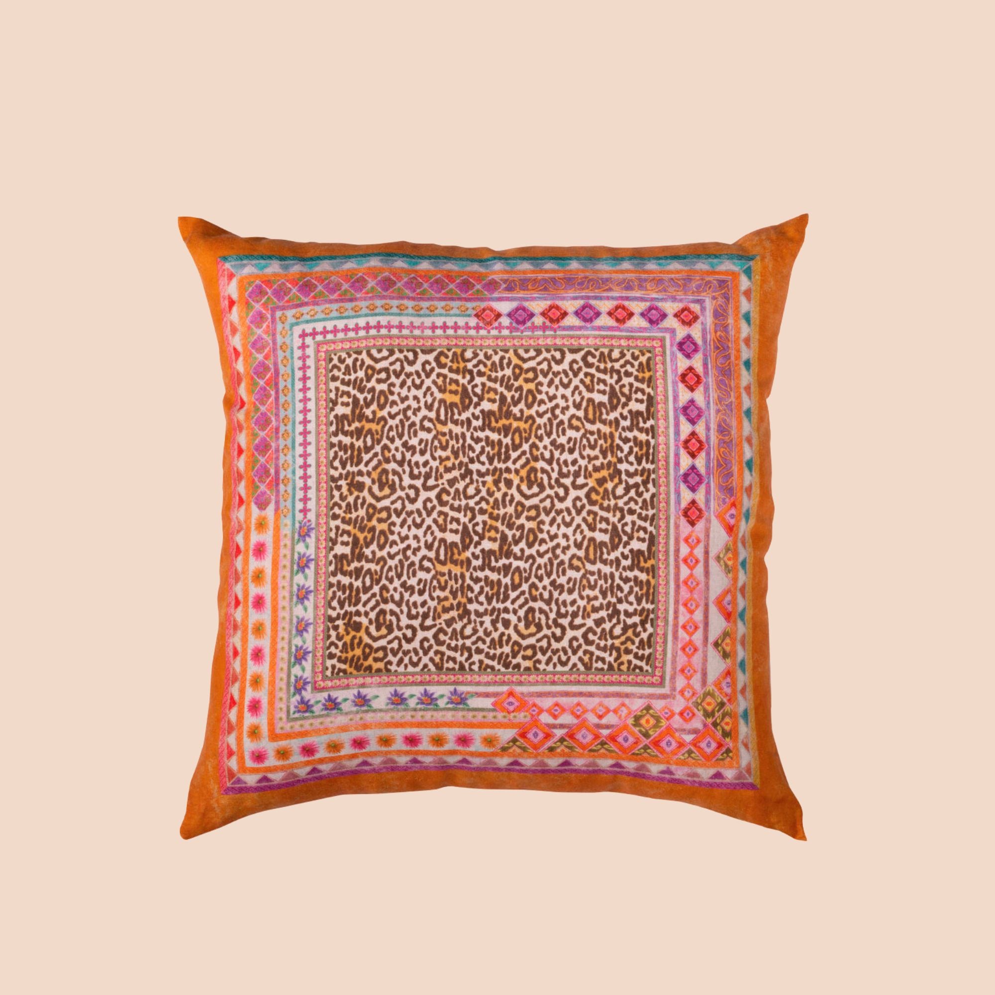 Kussen Jurta met panterprint en rand met motieven in felle kleuren 100% linnen  | 55 x 55 cm