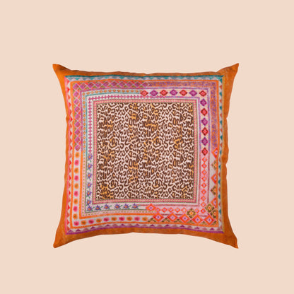 Kussen Jurta met panterprint en rand met motieven in felle kleuren 100% linnen  | 55 x 55 cm