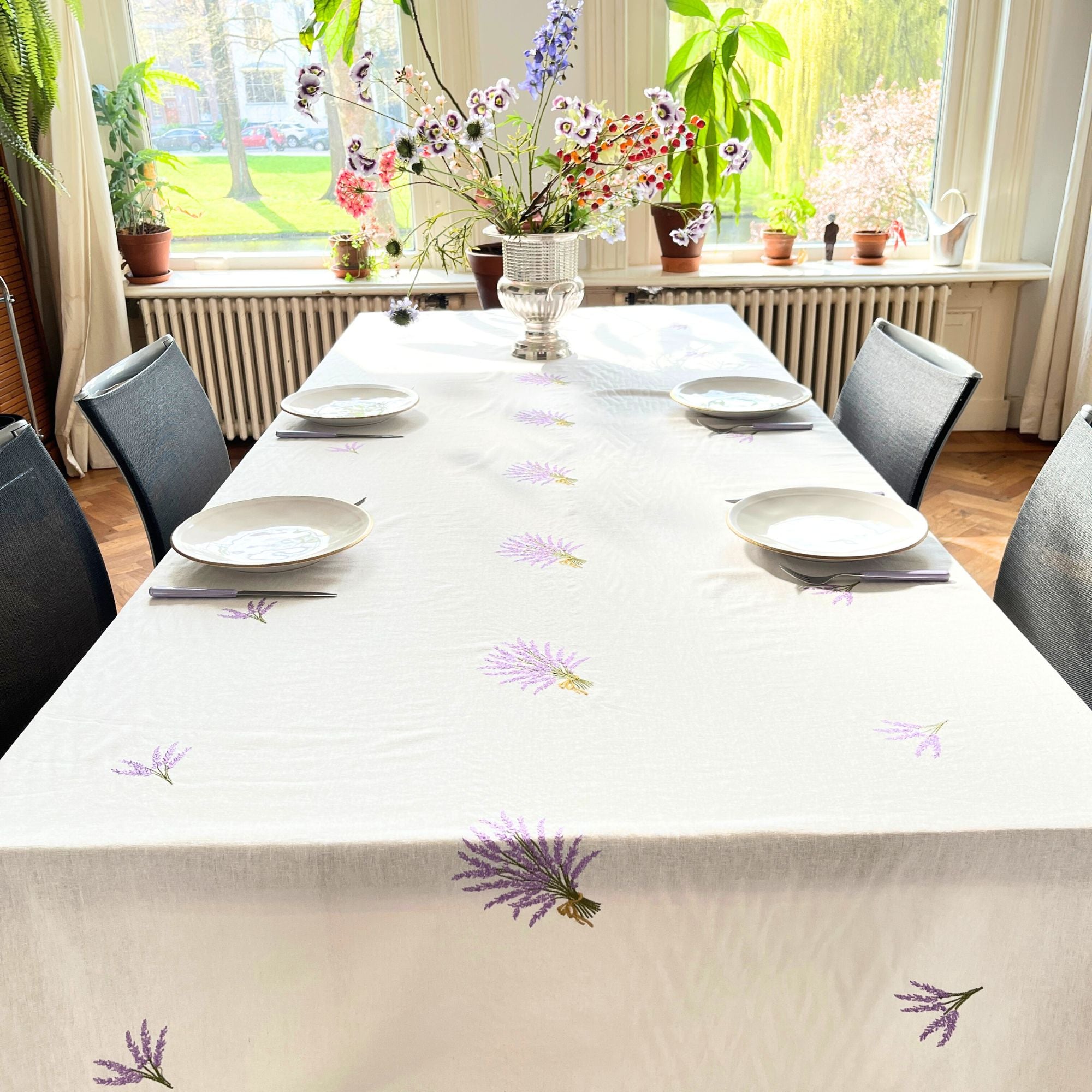 Wit katoen van de rol met geborduurde lavendelbosjes, per 50 cm | 150 breed